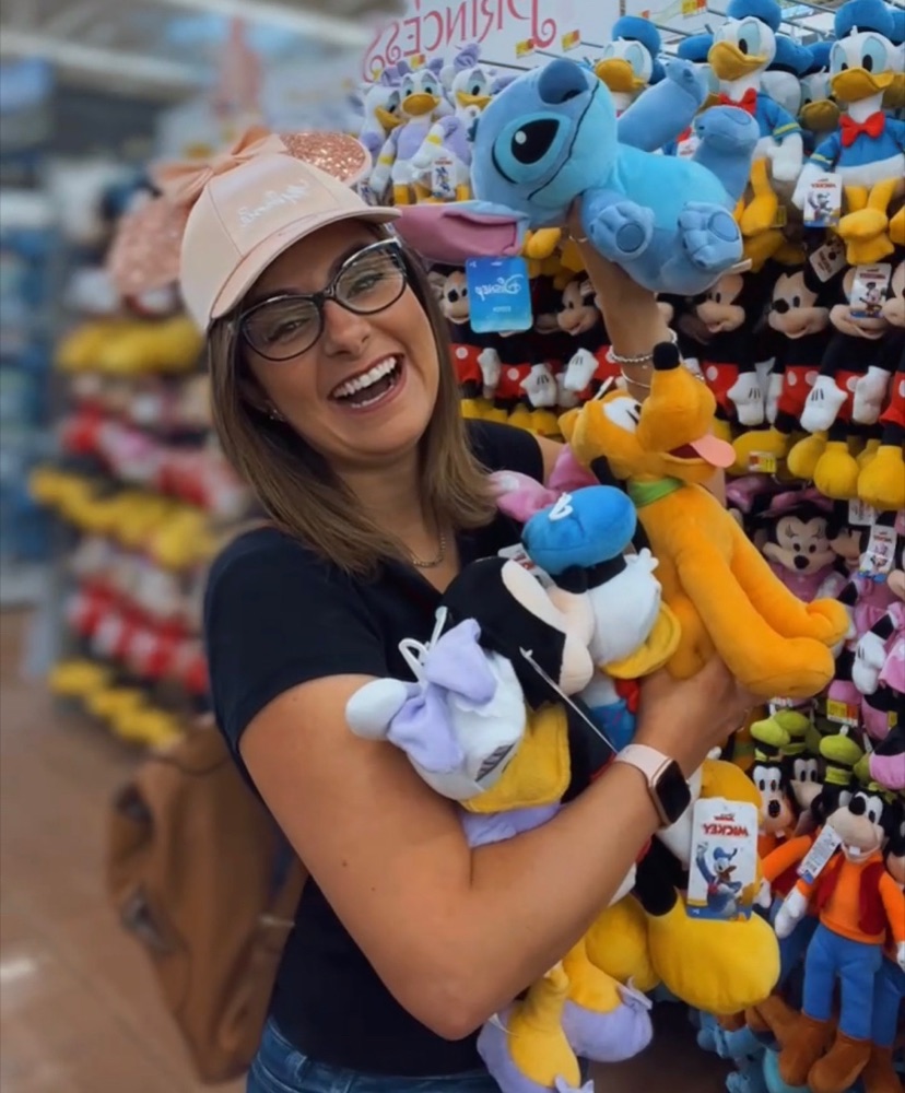 Josi Daresbach com pelúcias da Disney